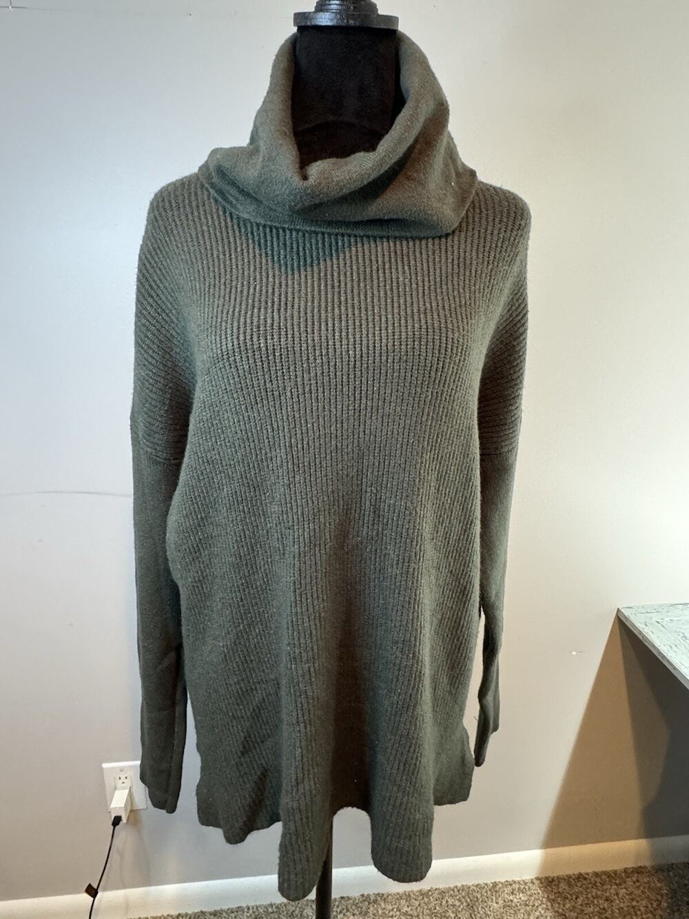 Cyrus Long Sleeve Oversized Turtle Neck Sweater Black Sz L NWOT